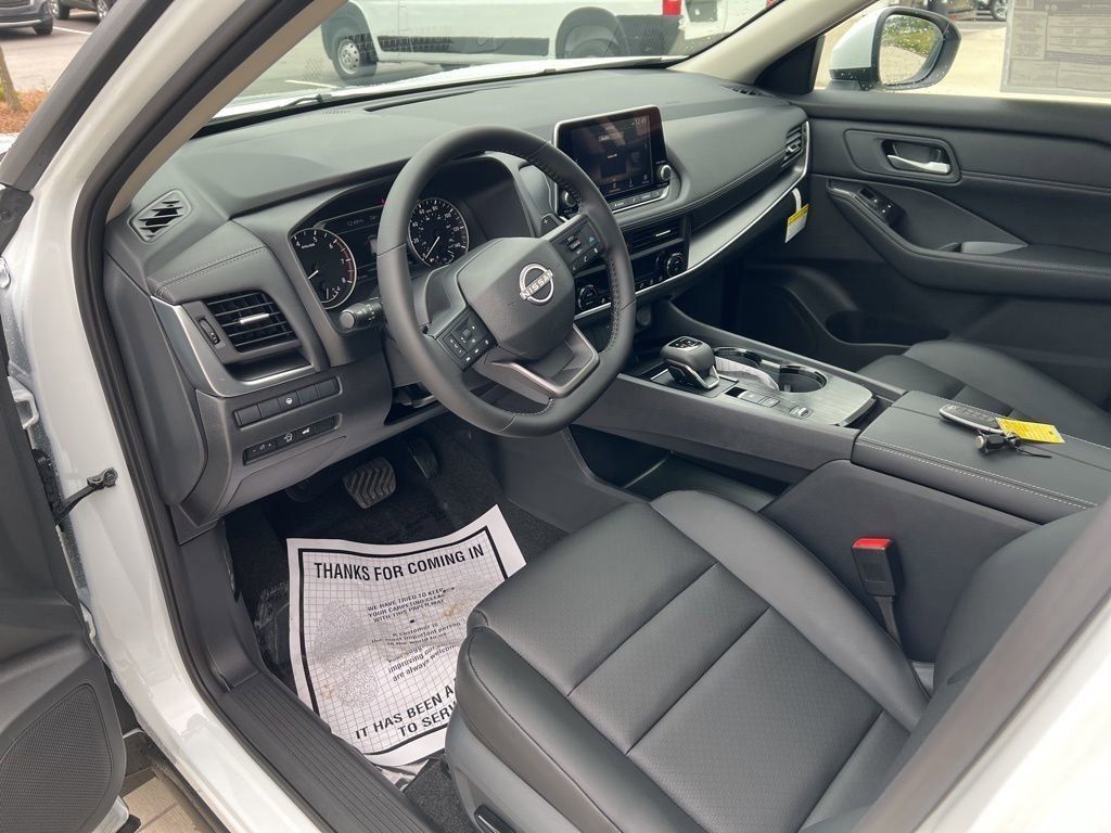 2025 Everest White Pearl Nissan Rogue SV FWD SUV