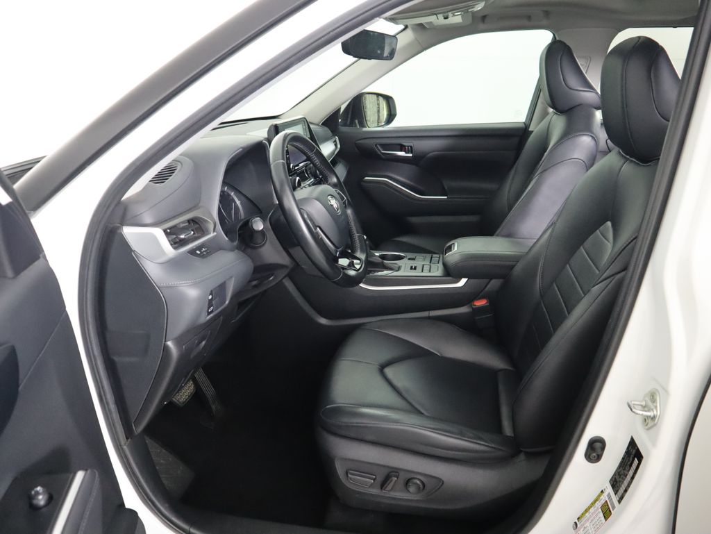 2020 Toyota Highlander XLE 19