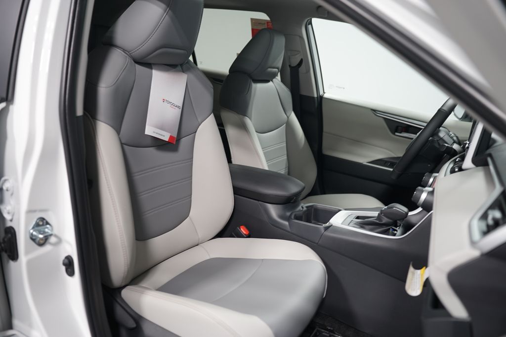 2025 Toyota RAV4 XLE Premium 28
