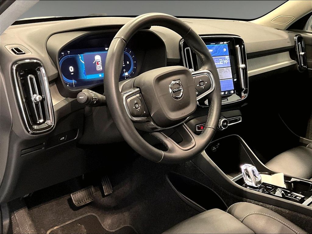 2025 Volvo XC40 — photo 12