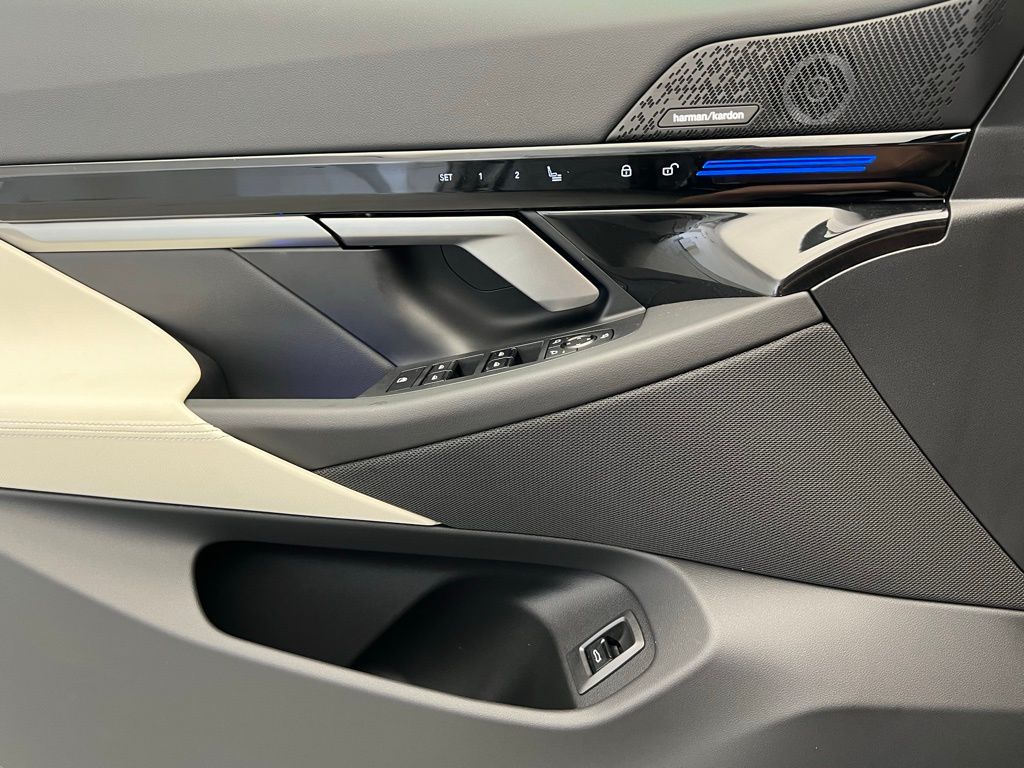 2025 BMW 5 Series 530i xDrive 21