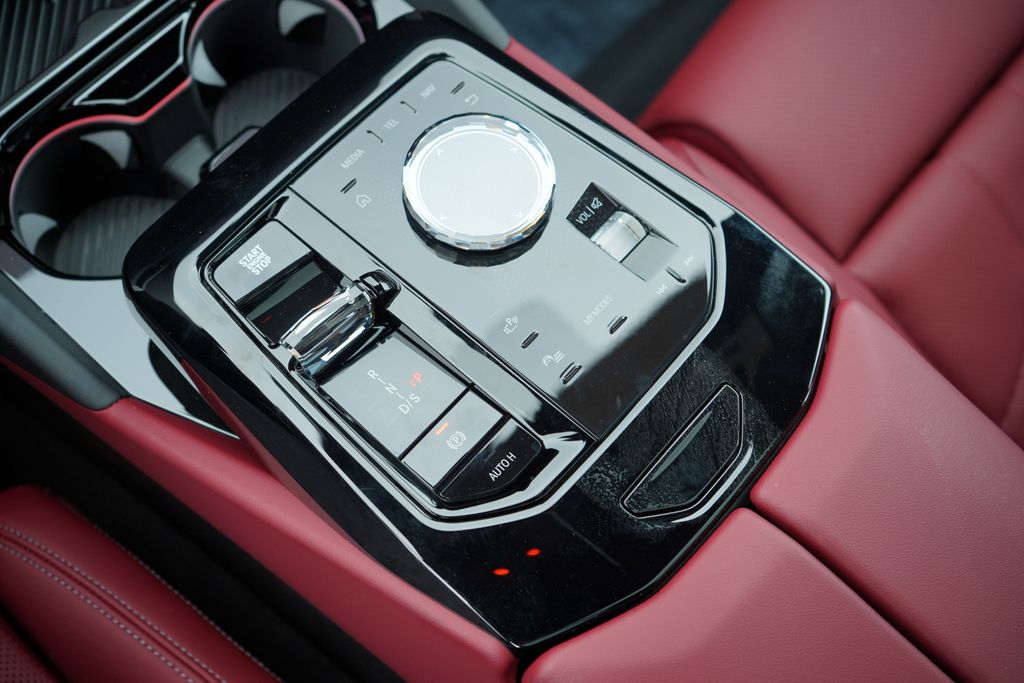 Thumbnail: 2026 BMW 5 Series - 18