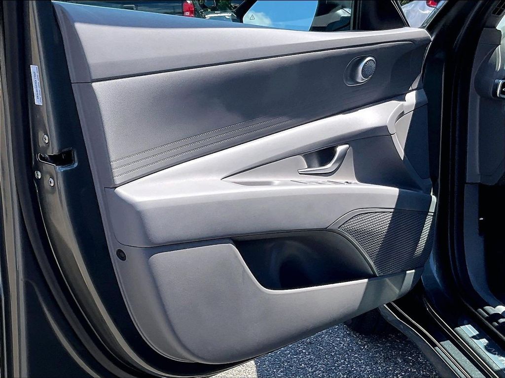 2025 Hyundai Elantra — photo 9
