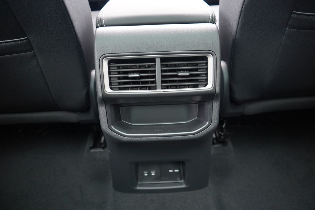 2025 Volkswagen Atlas SE 18