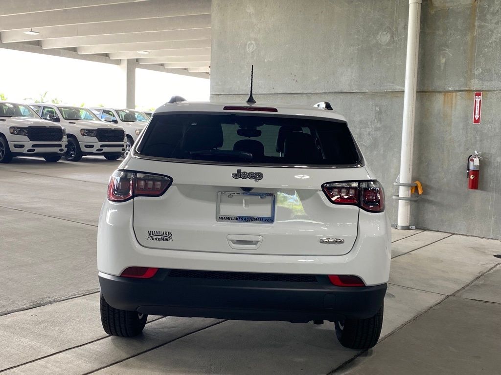 New 2022 Bright White Clearcoat Jeep Latitude image 4