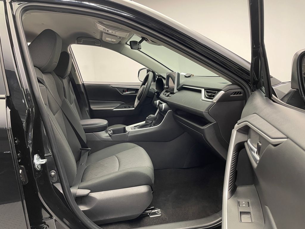2024 Toyota RAV4 XLE 17