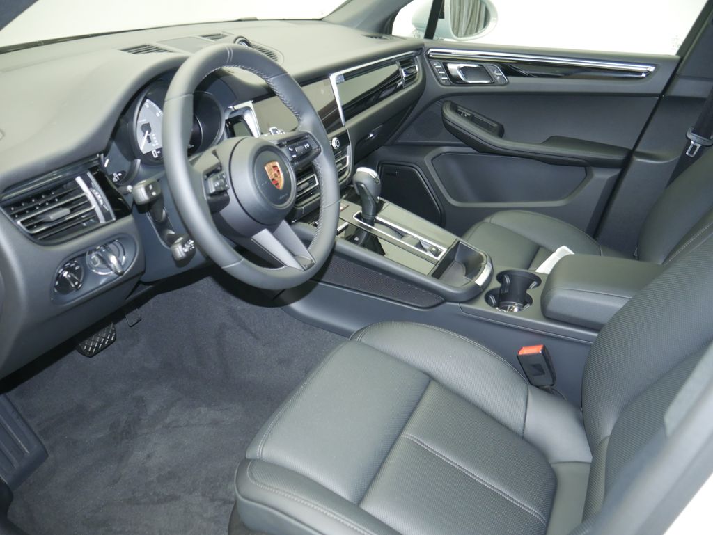 Thumbnail: 2026 Porsche Macan - 5