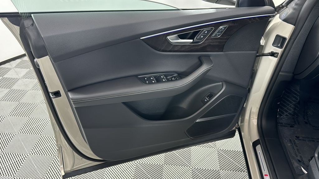 Thumbnail: 2023 Audi Q8 - 28