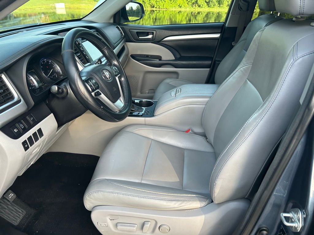 2017 Toyota Highlander SE 14