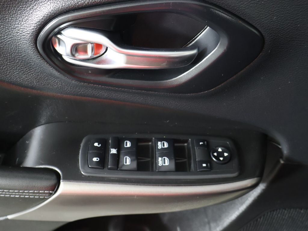 Used 2019 Gray Jeep Latitude Plus image 30