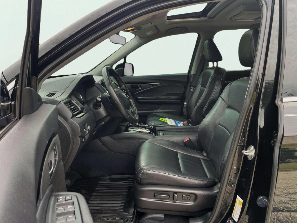 Used 2019 Crystal Black Pearl Honda Touring image 25
