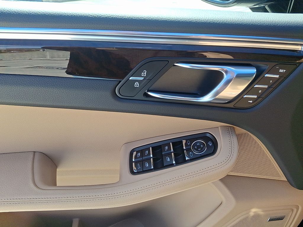 Thumbnail: 2025 Porsche Macan - 14