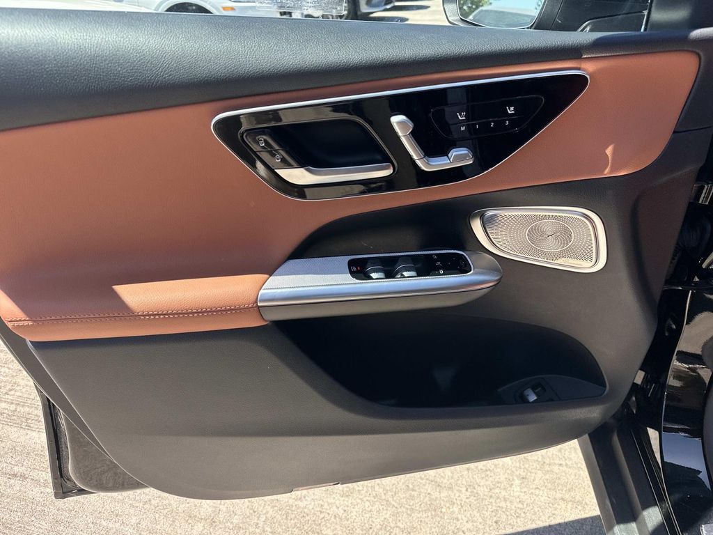 Thumbnail: 2025 Mercedes-Benz GLC - 16