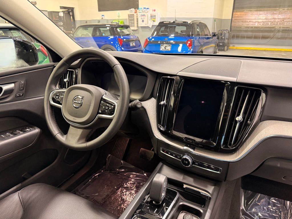 Thumbnail: 2025 Volvo XC60 - 30