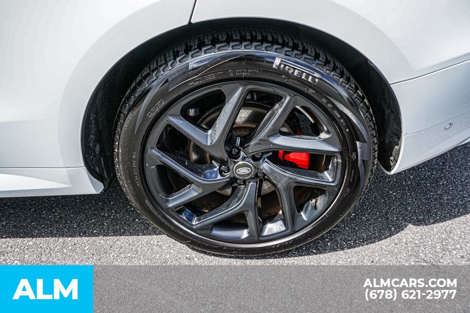 Used 2023 White Land Rover SE Dynamic image 16
