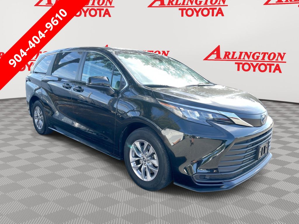 2024 Toyota Sienna LE's photo