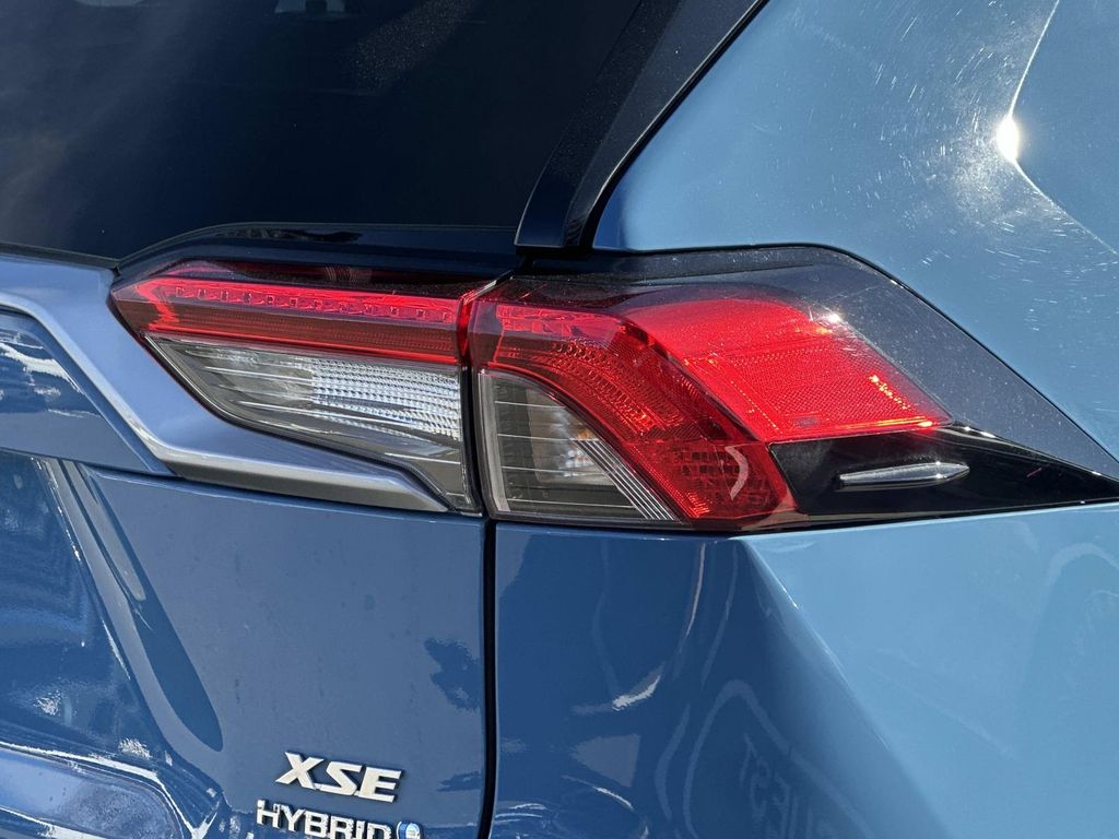 Thumbnail: 2022 Toyota RAV4 - 9