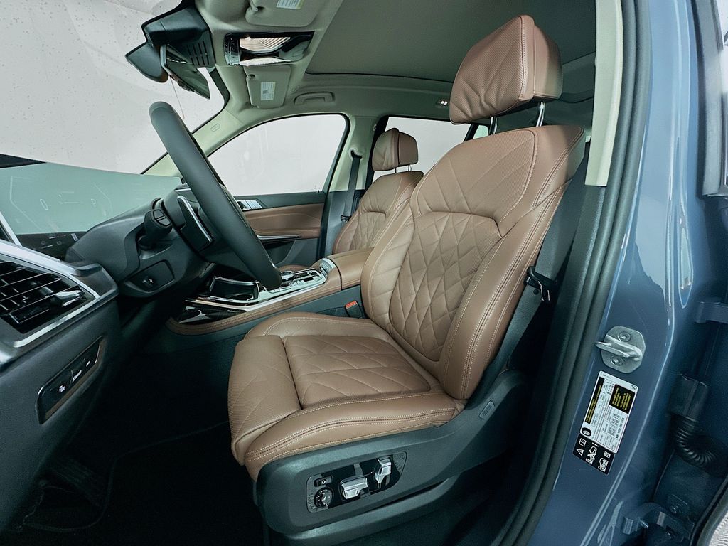 Thumbnail: 2026 BMW X7 - 16