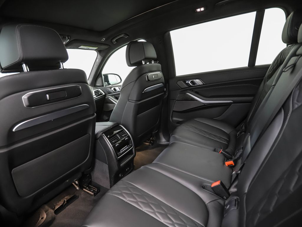 Thumbnail: 2026 BMW X7 - 21