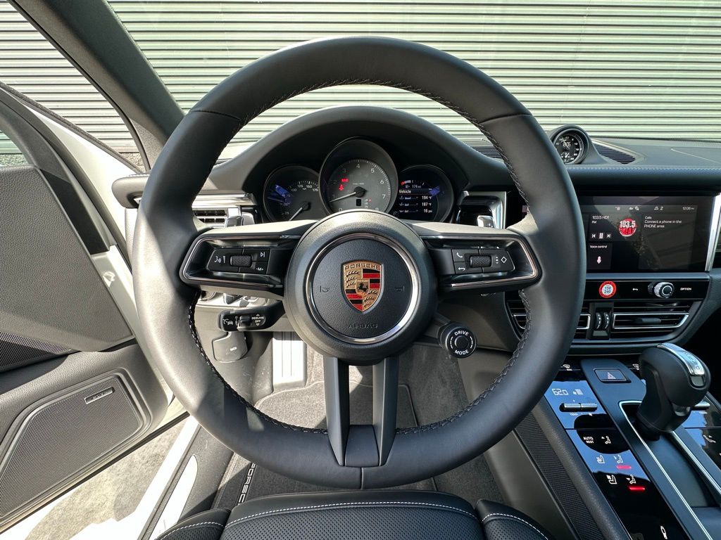 Thumbnail: 2026 Porsche Macan - 17