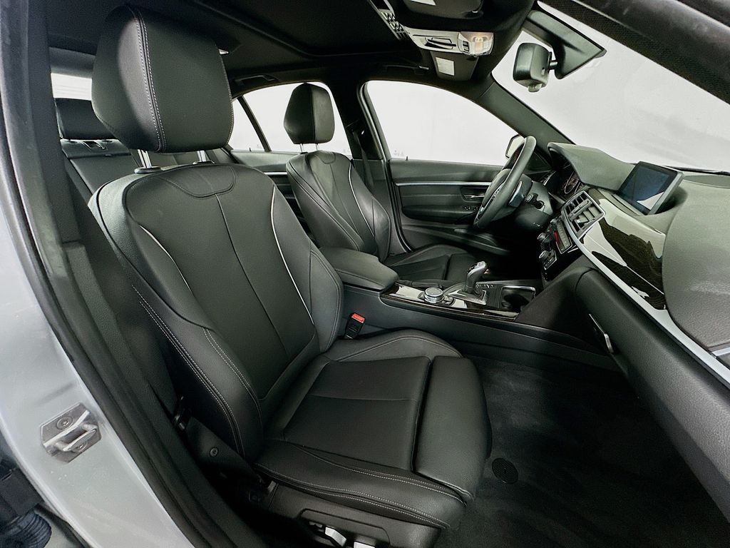 Thumbnail: 2016 BMW 3 Series - 28