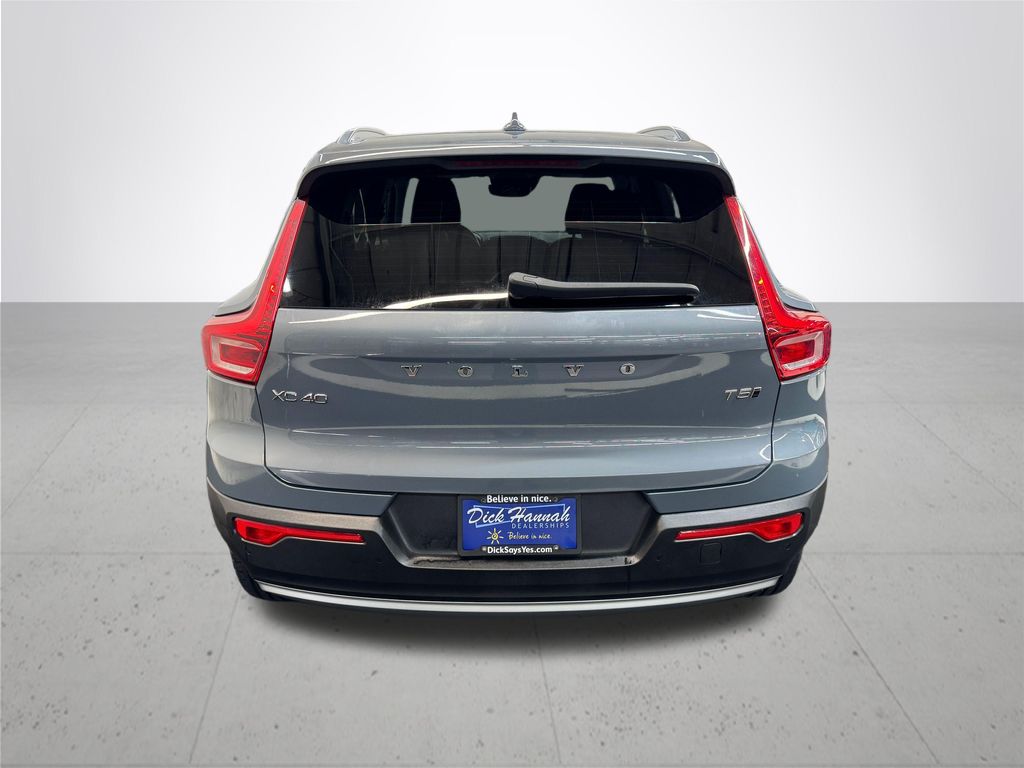 2022 Volvo XC40 Momentum