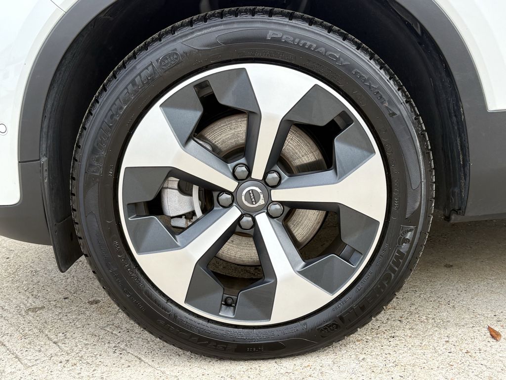 New 2026 Crystal White Volvo B5 AWD Plus image 9