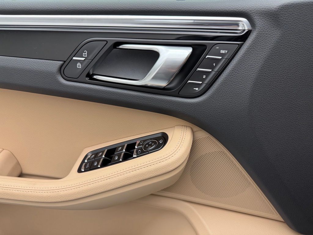 Thumbnail: 2026 Porsche Macan - 20