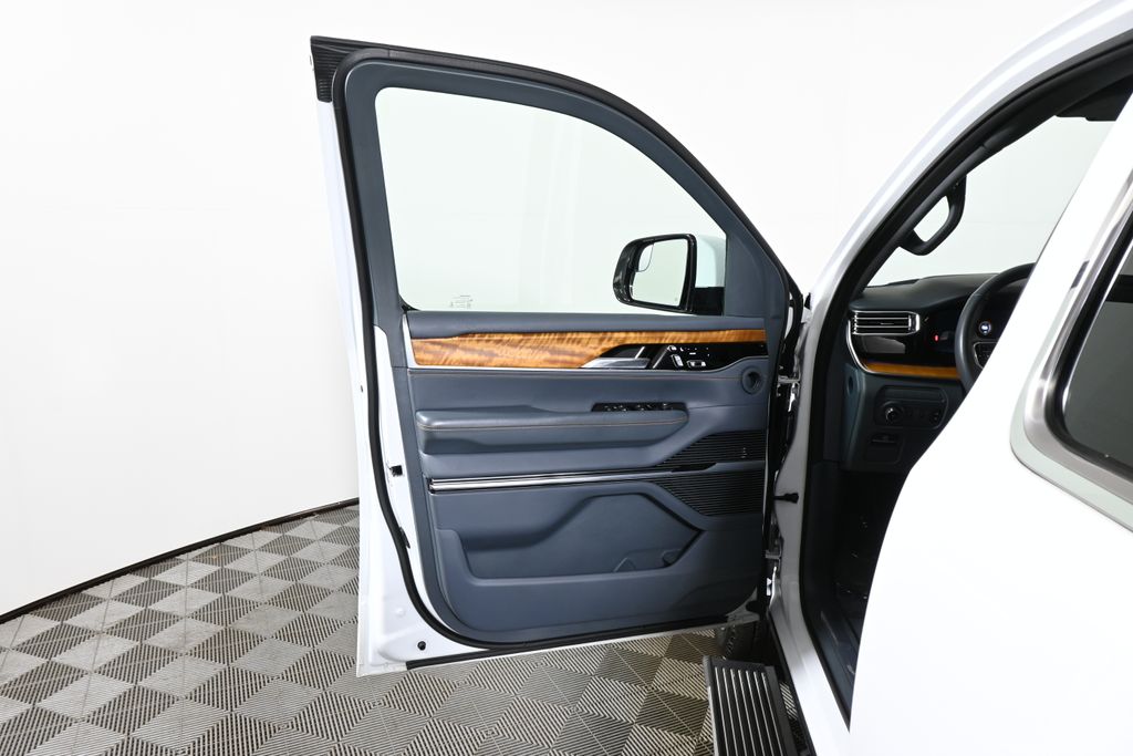 Thumbnail: 2022 Jeep Grand Wagoneer - 30