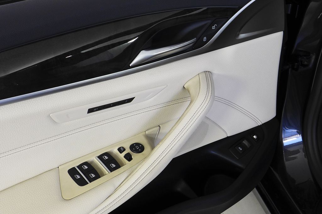 Thumbnail: 2021 BMW 5 Series - 12