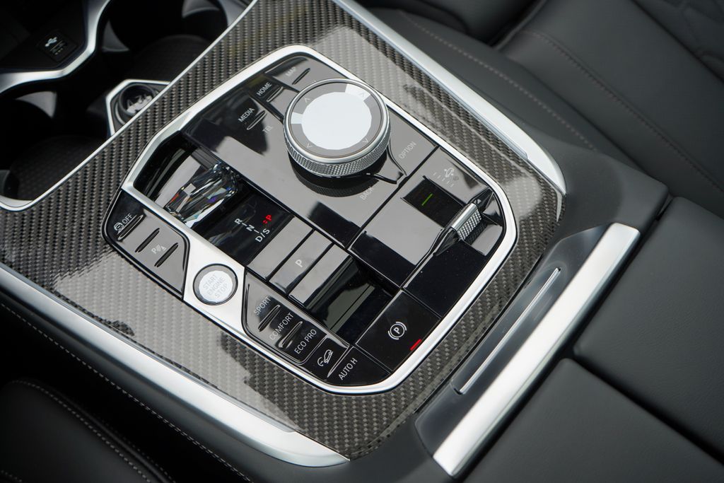 2025 BMW X7 M60i 18