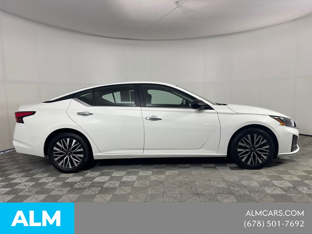 Used 2025 White Nissan 2.5 SV image 5