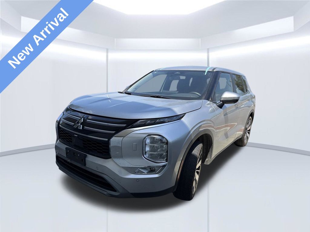 Silver 2025 Mitsubishi Outlander SUV / Crossover Front-Wheel Drive Continuously Variable Transmission