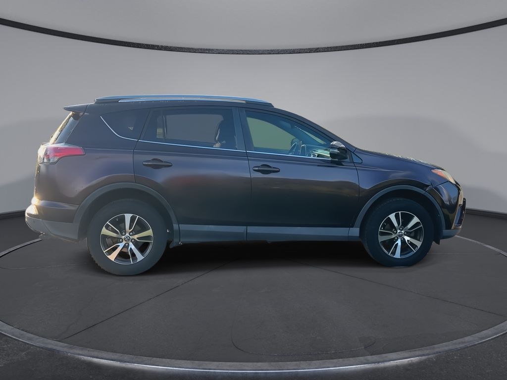 Thumbnail: 2018 Toyota RAV4 - 9