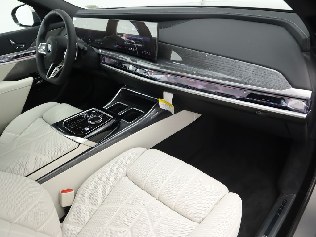 Thumbnail: 2025 BMW 7 Series - 18