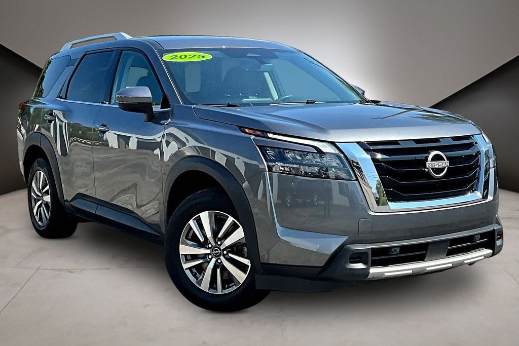 2025 Nissan Pathfinder SL - Main Image