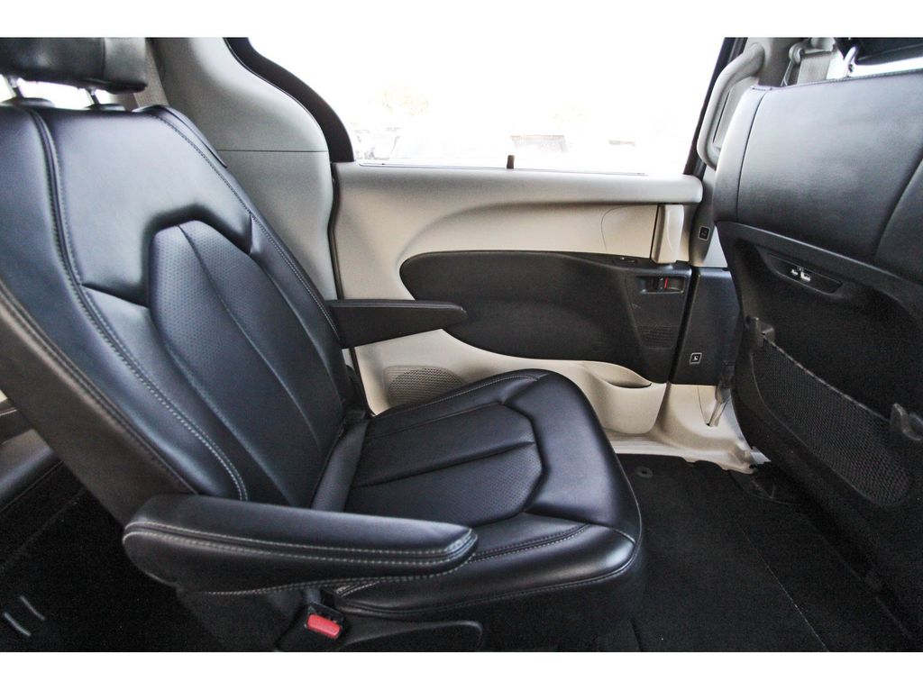 2023 Chrysler Pacifica Touring L - 10