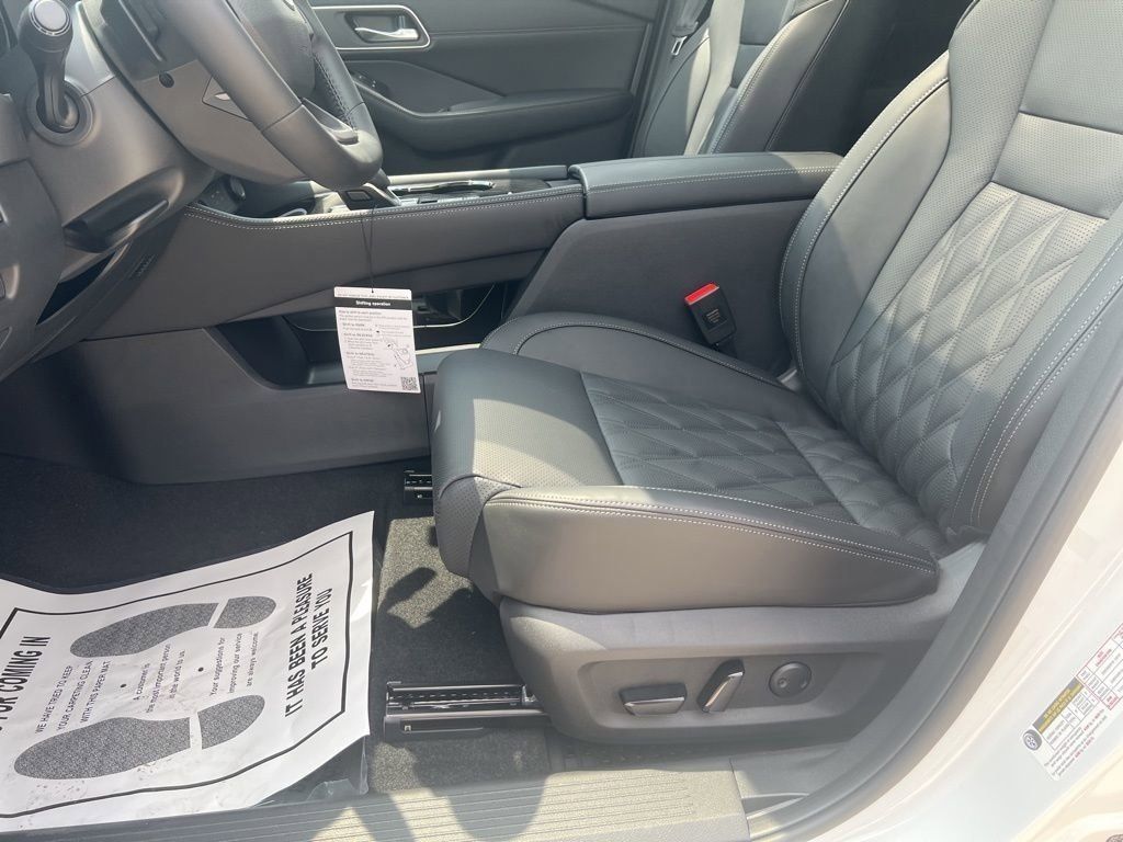 2025 Everest White Pearl/Super Black Nissan Rogue Platinum FWD SUV