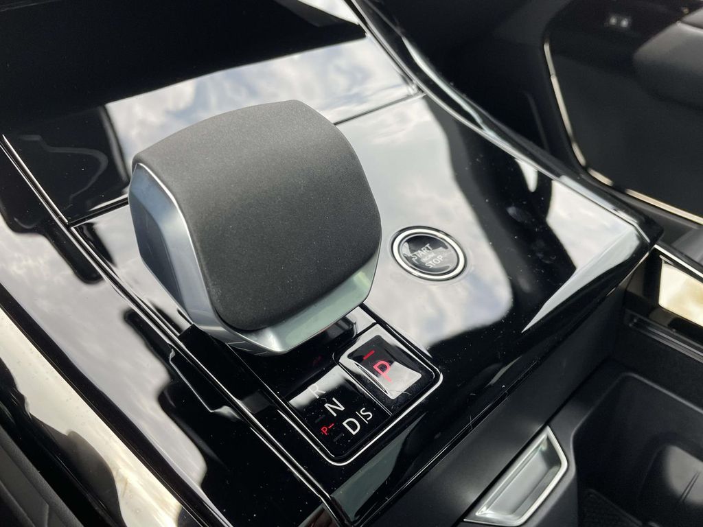 New 2026 White Land Rover Dynamic SE image 30