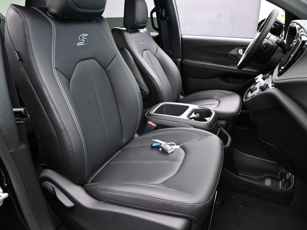 New 2026 Diamond Black Crystal Pearlcoat Chrysler Select image 43