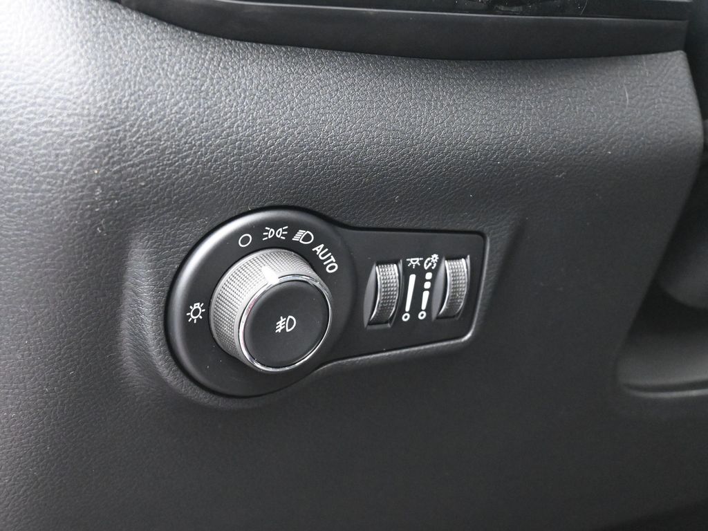 New 2026 Red Hot Pearlcoat Jeep Latitude image 14