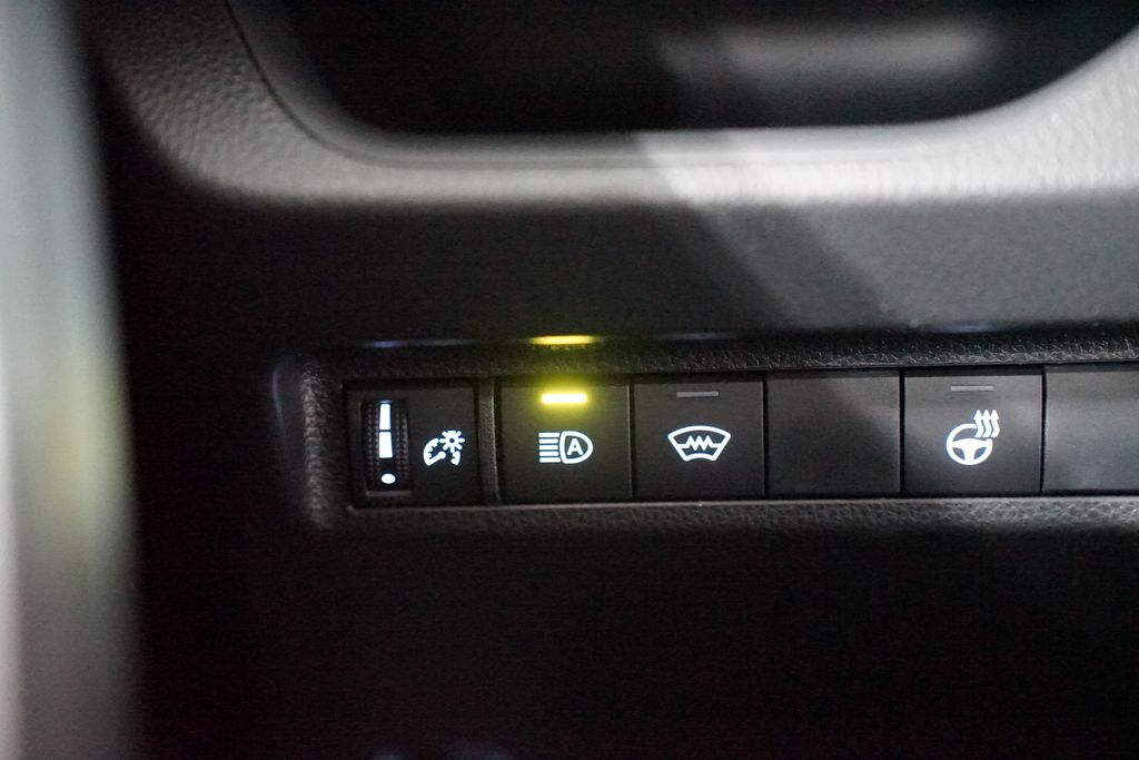 2025 Toyota RAV4 XLE 24