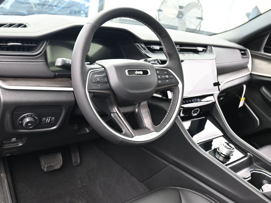 New 2026 Diamond Black Crystal Pearlcoat Jeep Limited image 14