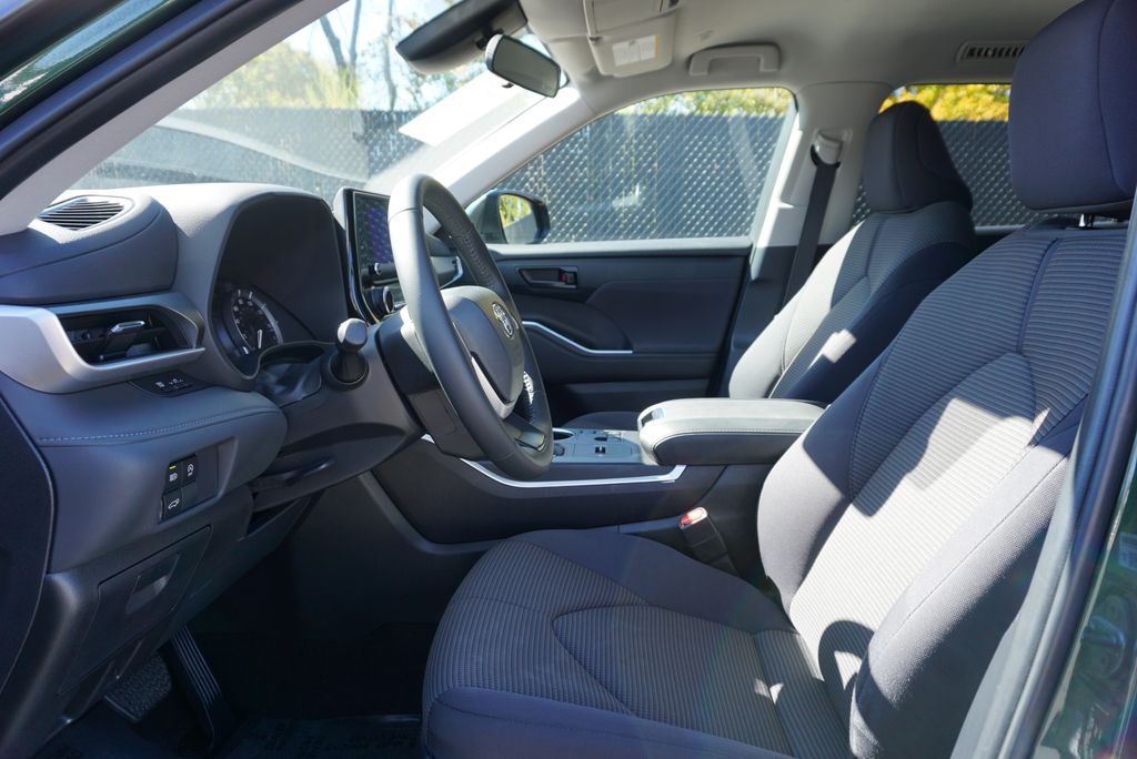 Thumbnail: 2024 Toyota Highlander - 23