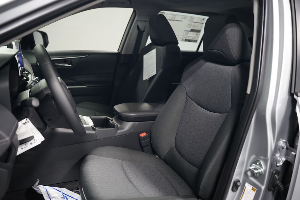 2025 Toyota RAV4 XLE 27