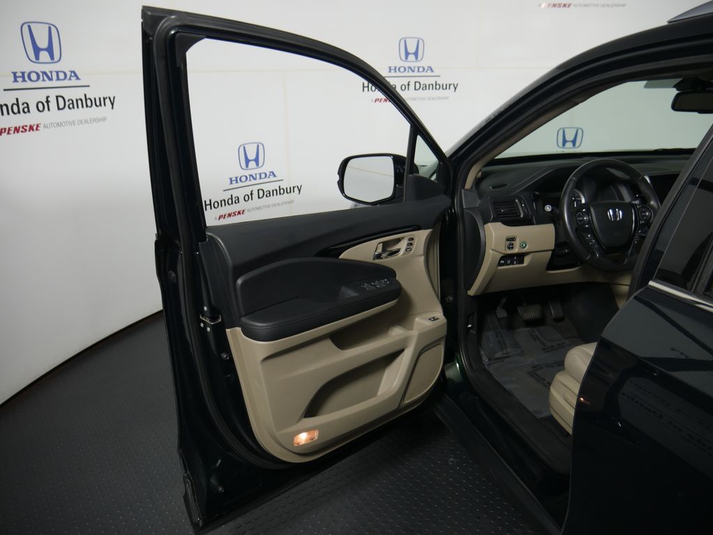 Thumbnail: 2017 Honda Pilot - 10
