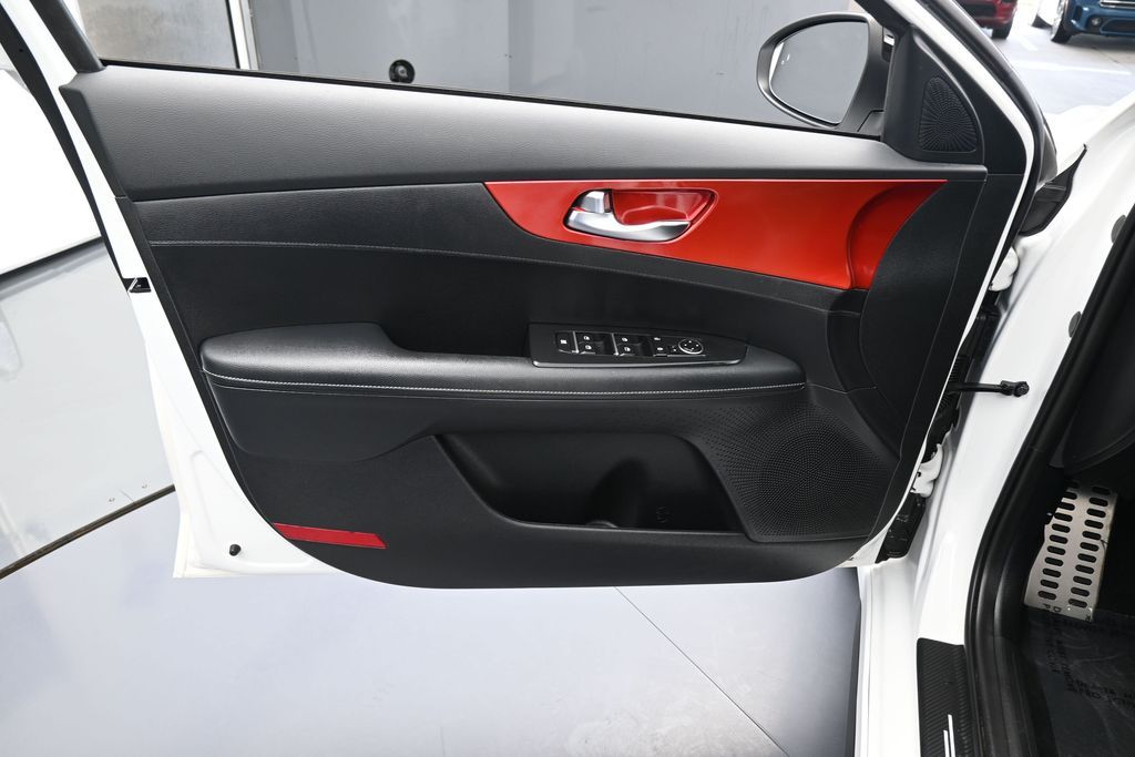 Used 2024 Snow White Pearl Kia GT-Line image 13