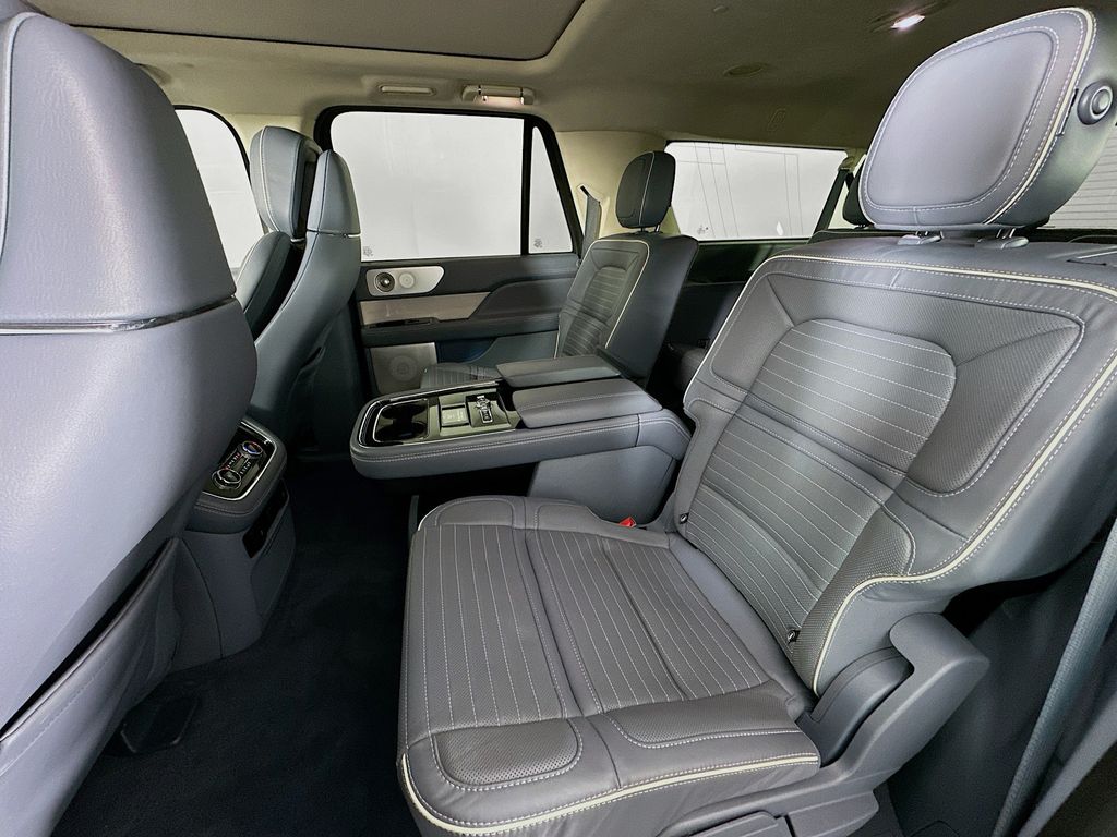 Thumbnail: 2020 Lincoln Navigator L - 24