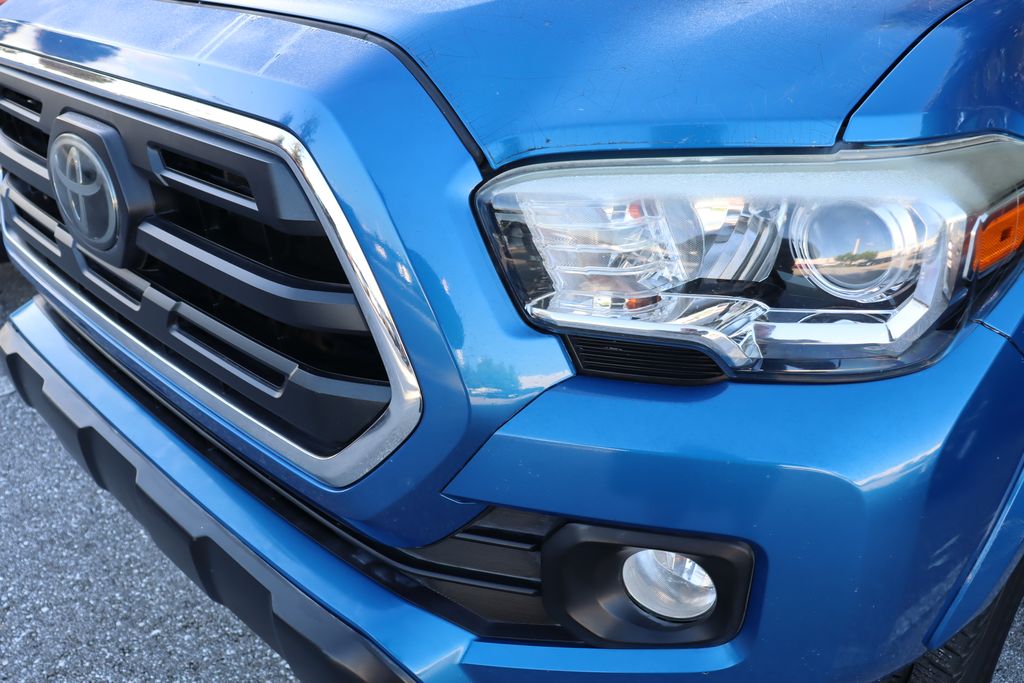 Thumbnail: 2018 Toyota Tacoma - 3