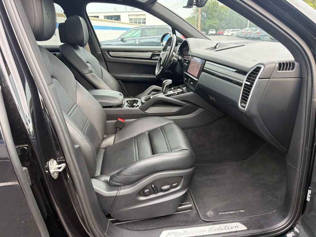 Thumbnail: 2022 Porsche Cayenne - 25